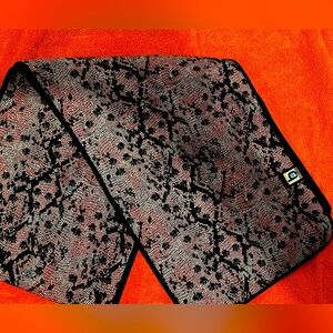 Reversible‎ Brody Scarf